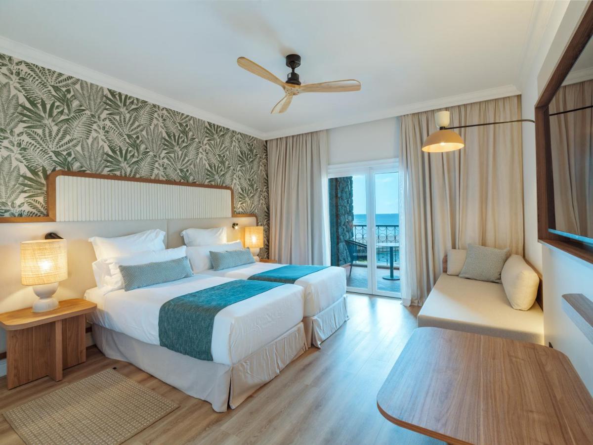 Uma cama ou camas num quarto em Dreams Madeira Resort Spa & Marina