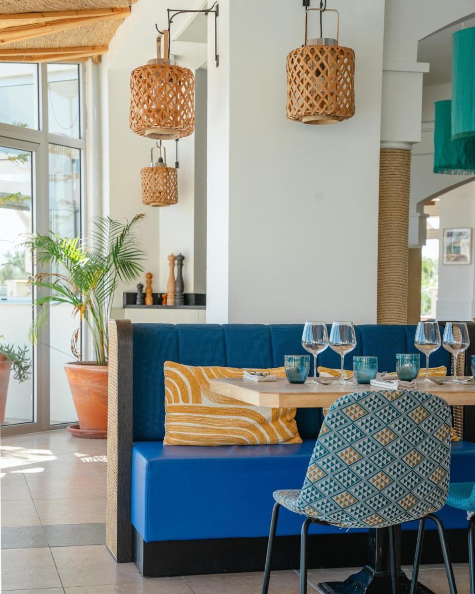 Coin salon dans l'établissement Les Bulles de Mer - Hotel & Spa sur la Plage