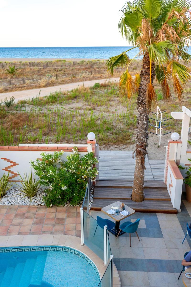 Piscine de l'établissement Les Bulles de Mer - Hotel & Spa sur la Plage ou située à proximité