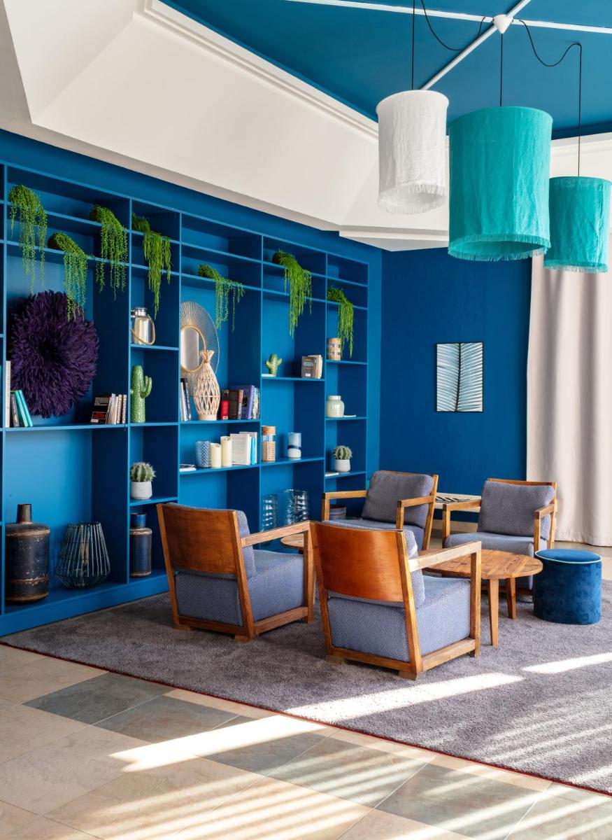 Coin salon dans l'établissement Les Bulles de Mer - Hotel & Spa sur la Plage