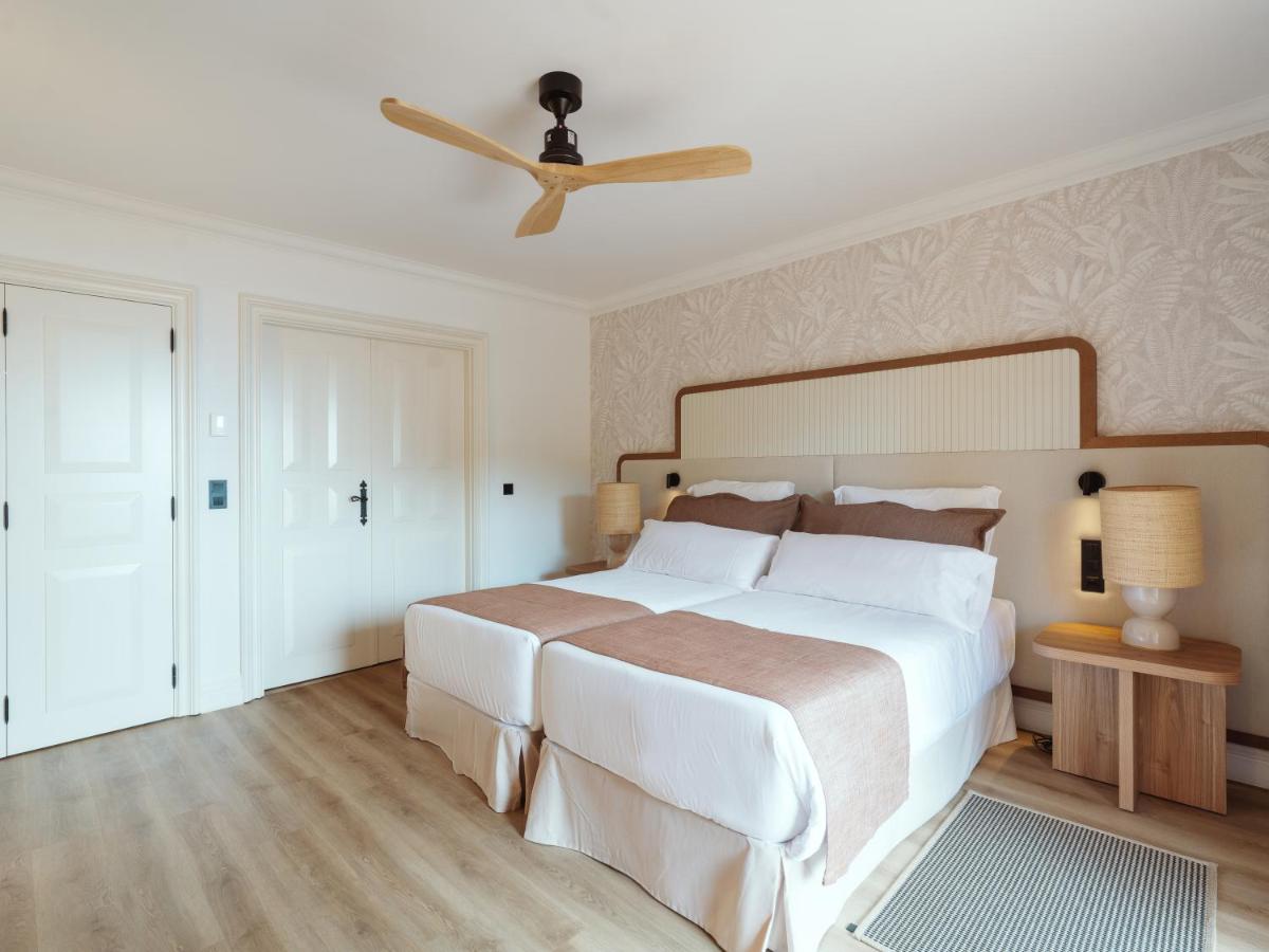 Uma cama ou camas num quarto em Dreams Madeira Resort Spa & Marina