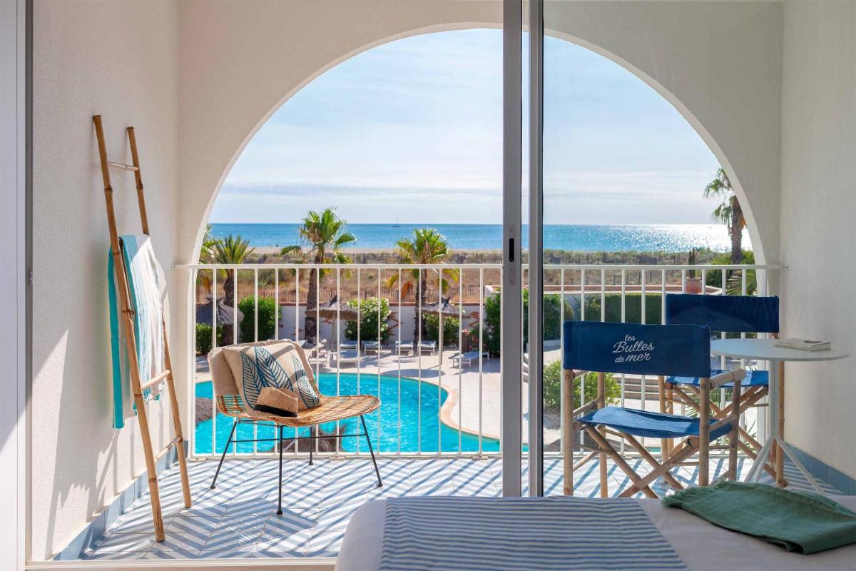 - une chambre avec vue sur la piscine et l'océan dans l'établissement Les Bulles de Mer - Hotel & Spa sur la Plage, à Saint-Cyprien