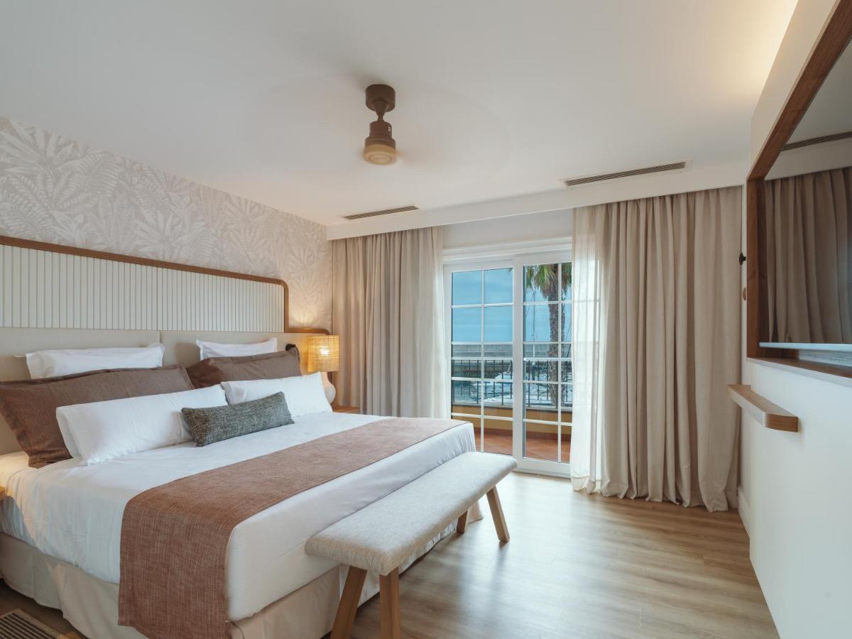 Uma cama ou camas num quarto em Dreams Madeira Resort Spa & Marina