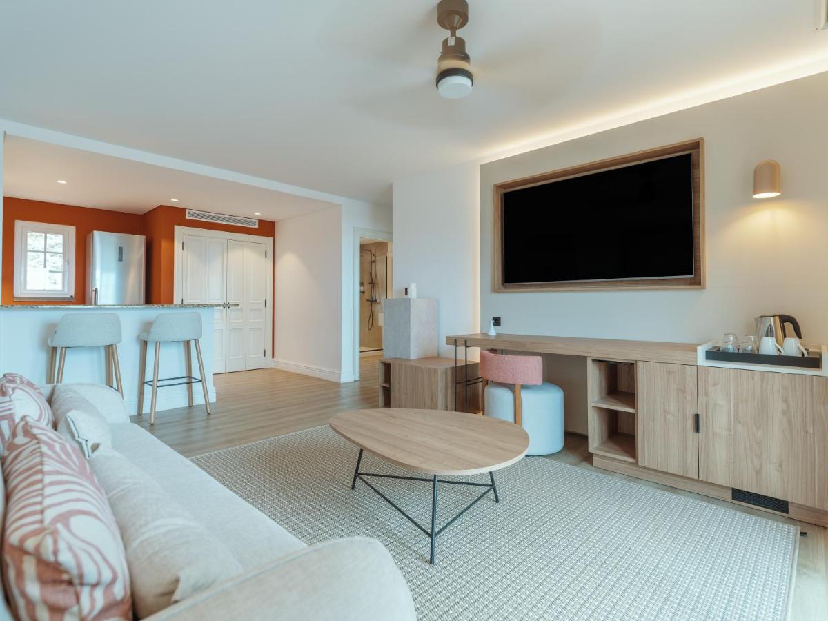 Uma televisão e/ou sistema de entretenimento em Dreams Madeira Resort Spa & Marina