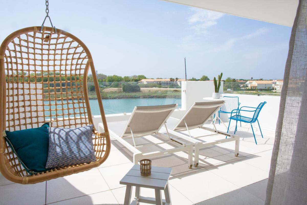 Balcon ou terrasse dans l'établissement Les Bulles de Mer - Hotel & Spa sur la Plage