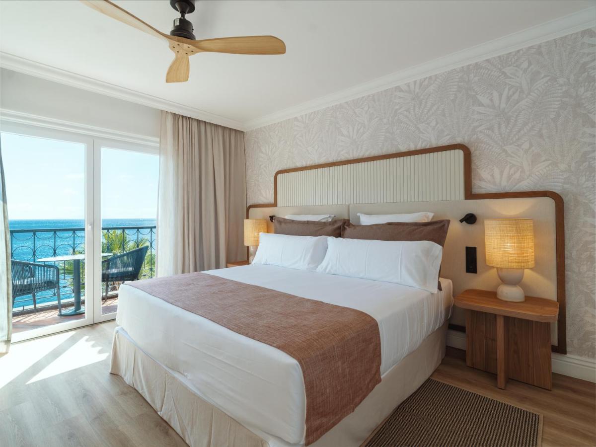 Uma cama ou camas num quarto em Dreams Madeira Resort Spa & Marina