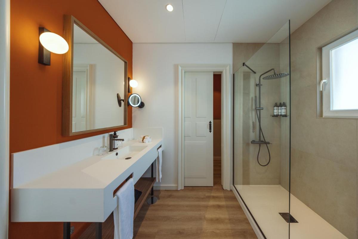 Uma casa de banho em Dreams Madeira Resort Spa & Marina