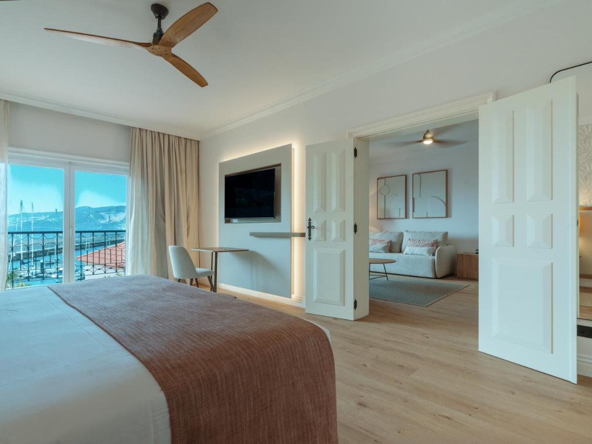 Uma cama ou camas num quarto em Dreams Madeira Resort Spa & Marina