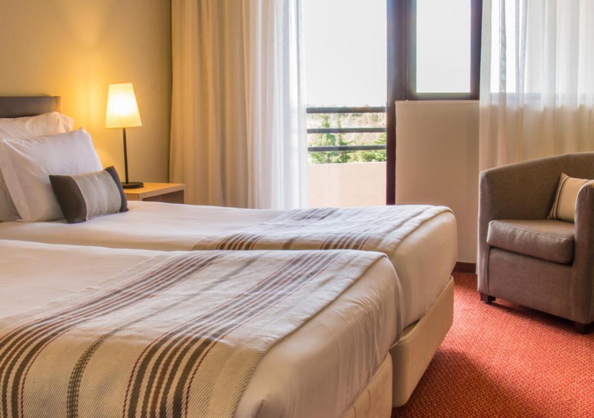 Uma cama ou camas num quarto em Evora Hotel