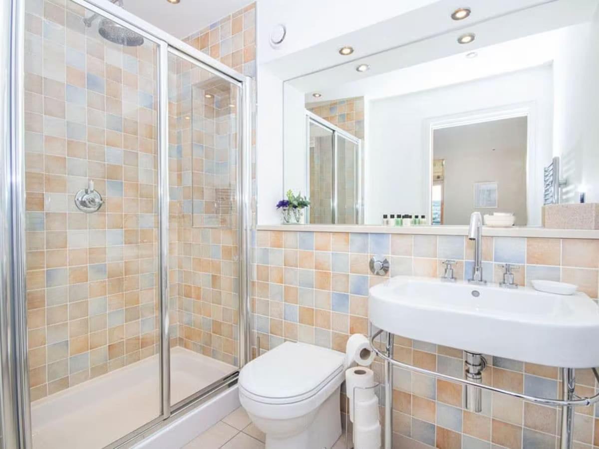 Mercury Holiday Homes - 2 Bedroom Riverside Apartment 301 Free Parking - Housity