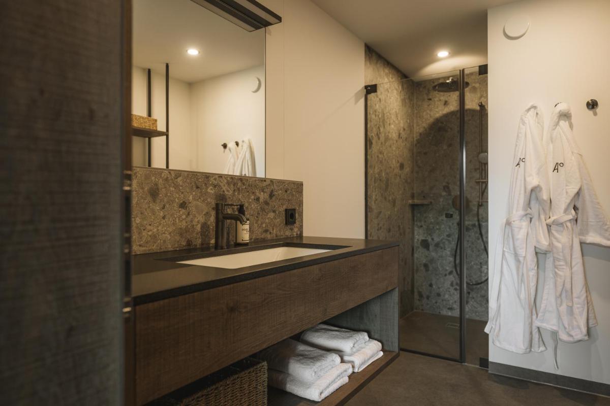 ein Badezimmer mit Waschbecken und Dusche in der Unterkunft Agrad Chalets in Aschau im Chiemgau