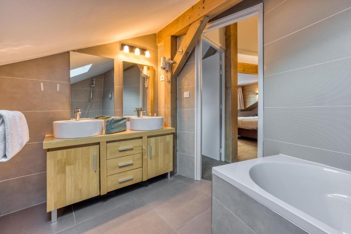 Salle de bains dans l'établissement Hôtel Lyret