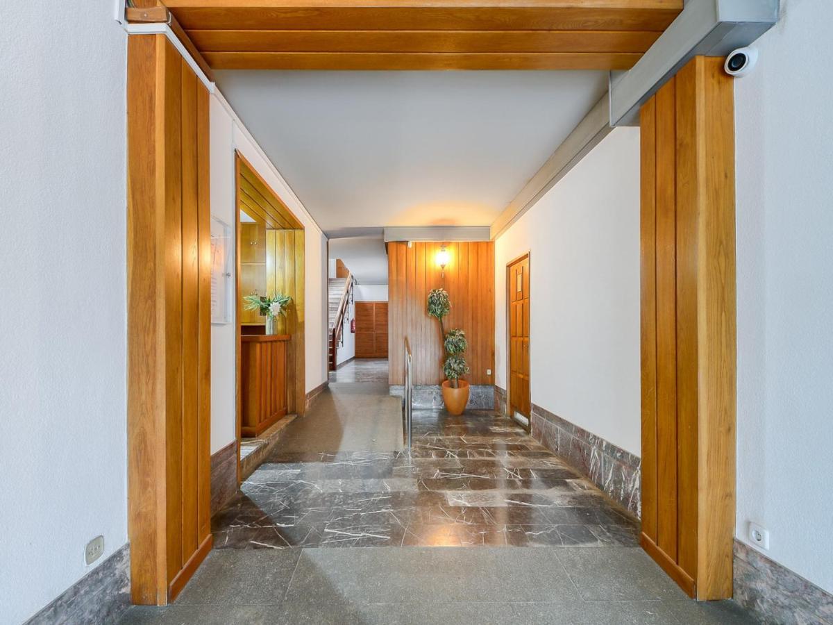 Apartment by Roses Beach with Mountain Views - Housity