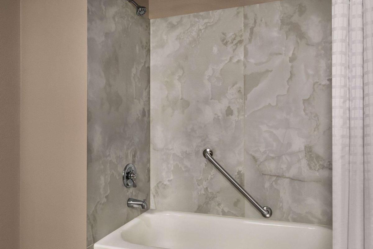 Days Inn by Wyndham Memphis at Graceland - Housity