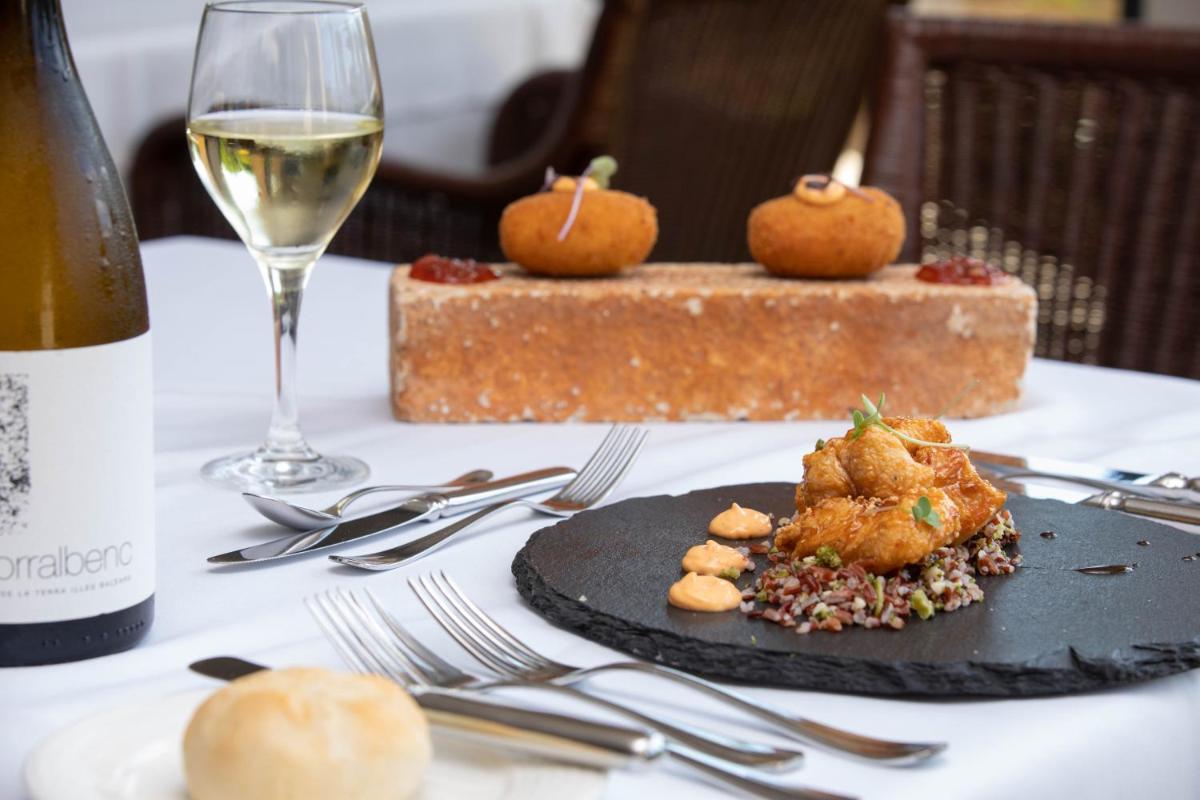 Comida en o cerca de este hotel