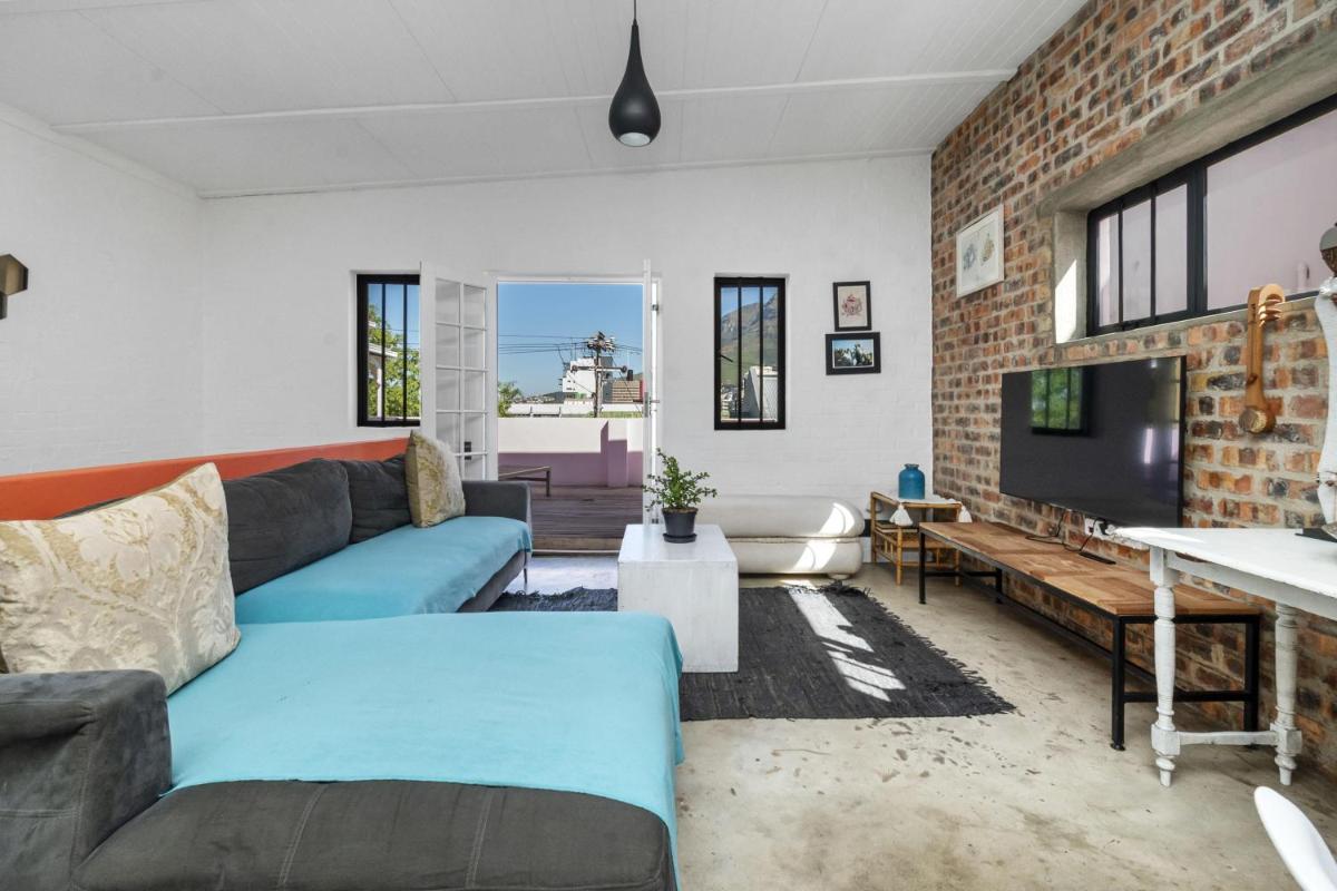 Stylish BoKaap Apartment w Mountain Views - Housity