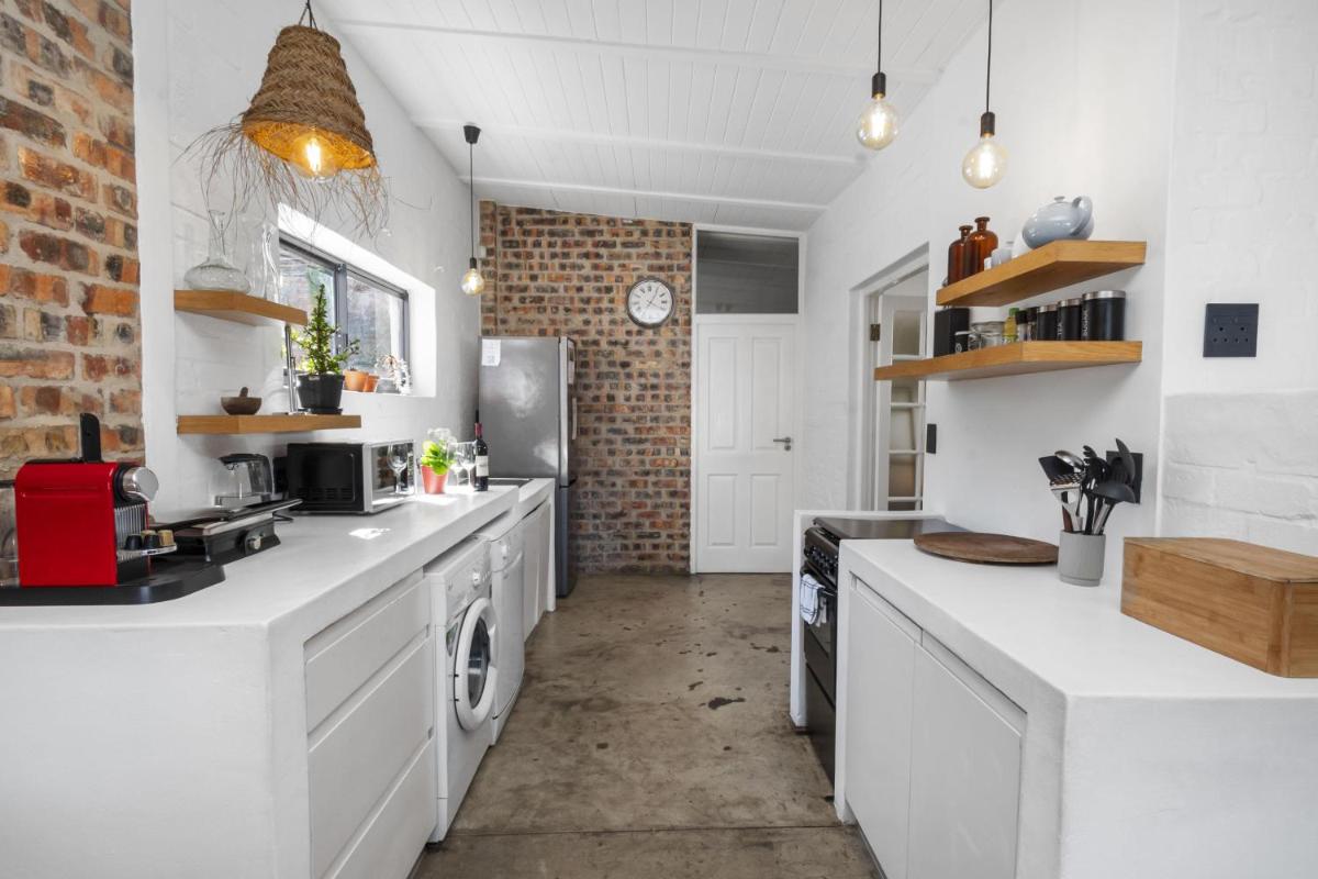 Stylish BoKaap Apartment w Mountain Views - Housity