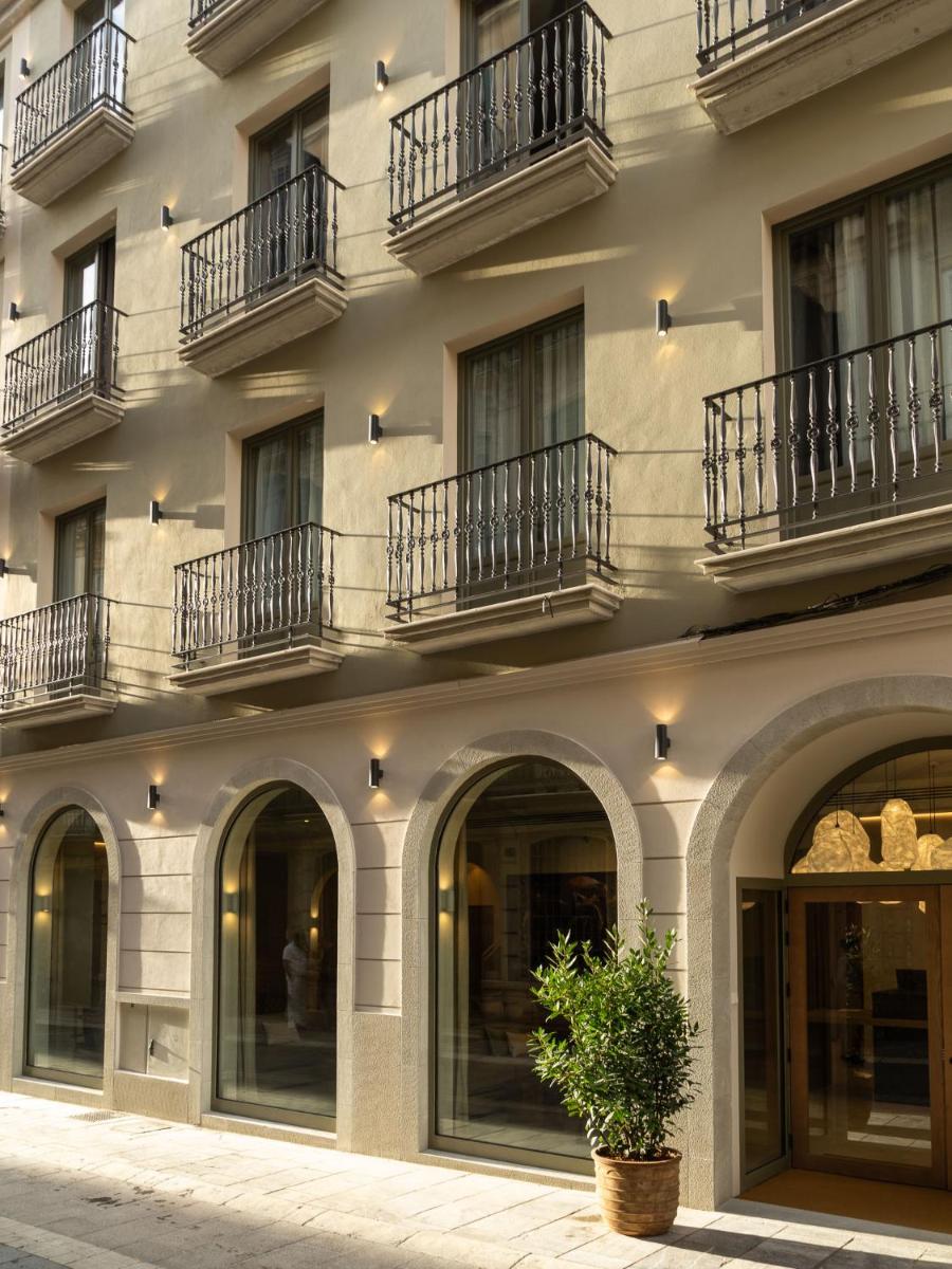 un edificio con una maceta delante de él en Hotel Well and Come Málaga, en Málaga