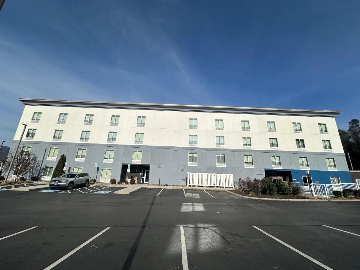 Holiday Inn Express & Suites Caryville by IHG - Housity