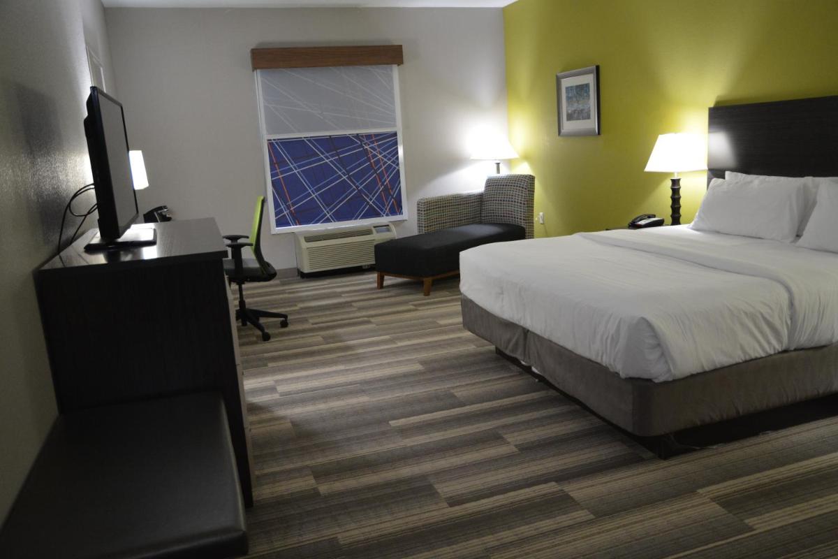 Holiday Inn Express & Suites Caryville by IHG - Housity