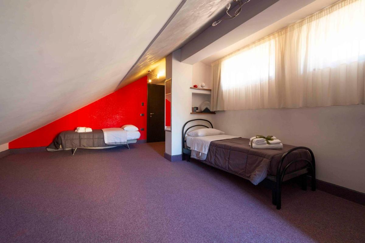 B&B Benny-Camere moderne con parcheggio vicino Caserta e A1, ideale per lavoro e turismo - Housity