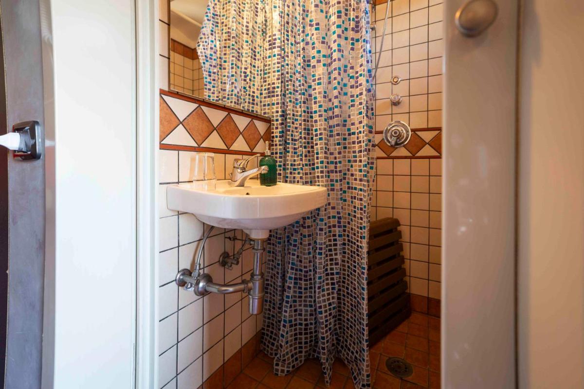 B&B Benny-Camere moderne con parcheggio vicino Caserta e A1, ideale per lavoro e turismo - Housity