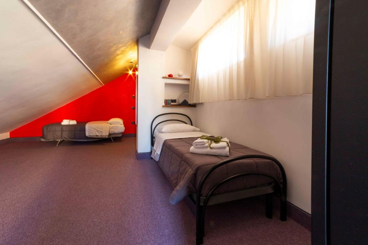 B&B Benny-Camere moderne con parcheggio vicino Caserta e A1, ideale per lavoro e turismo - Housity