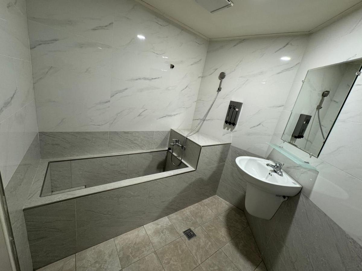 Left Bank Hotel - Housity