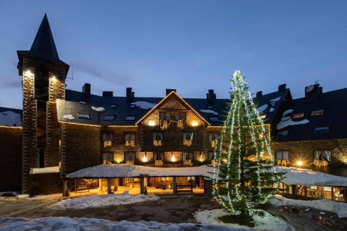Un árbol de Navidad delante de un edificio en Eurostars La Pleta, en Baqueira Beret