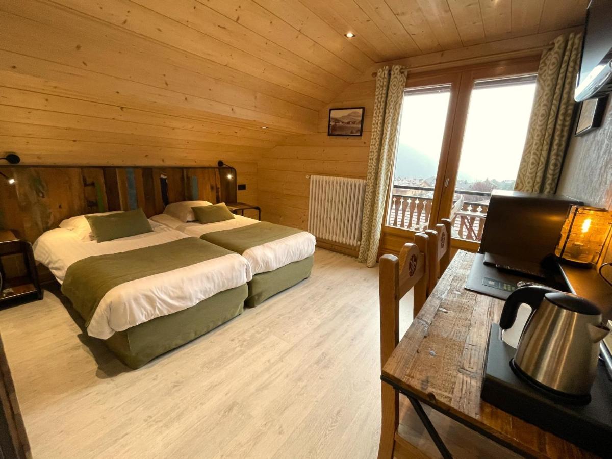 Un ou plusieurs lits dans un hébergement de l'établissement Logis Hotel & Spa Beau-Site