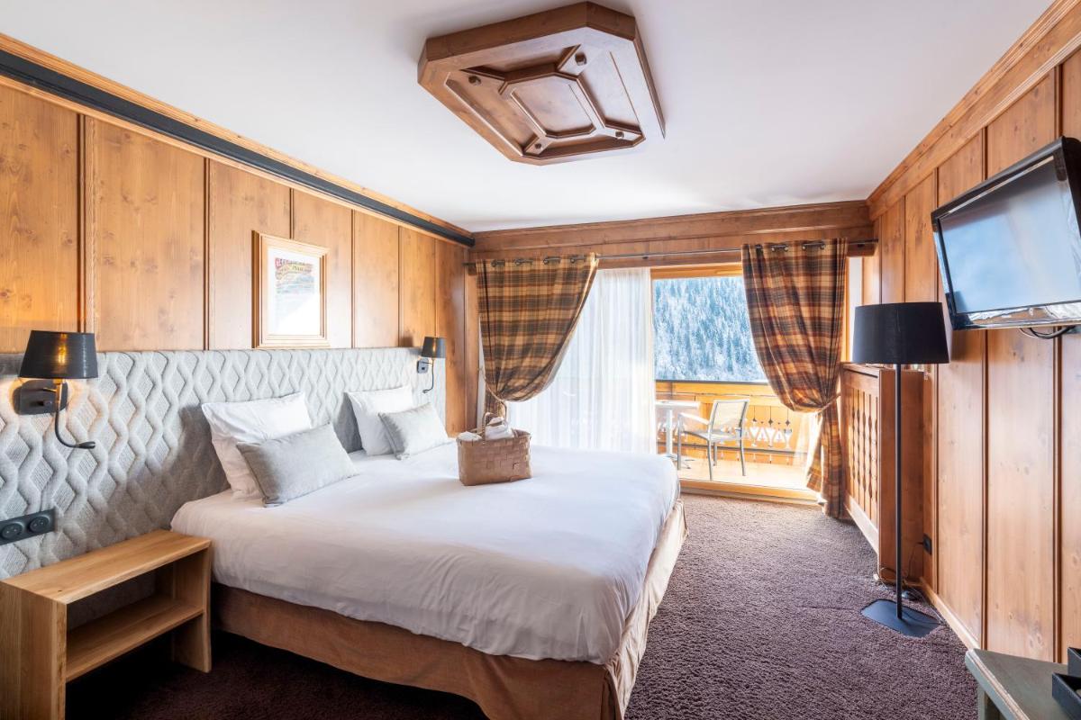 une chambre d'hôtel avec un lit et une télévision dans l'établissement Hôtel Macchi Restaurant & Spa, à Châtel