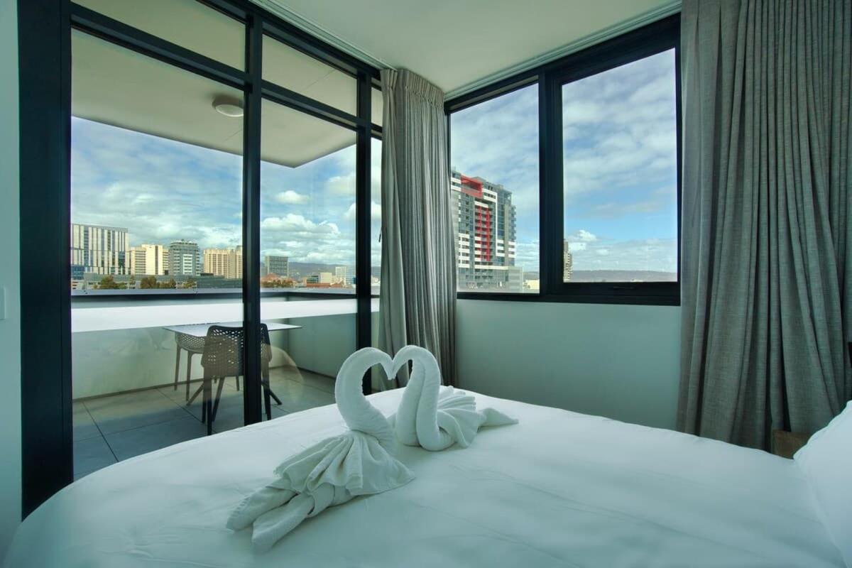 Stylish 1 BR CBD Apt-Pool-Gym-Sauna-Steam Room - Hizvo