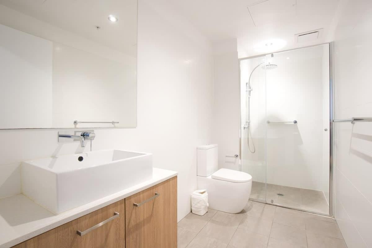 Stylish 1 BR CBD Apt-Pool-Gym-Sauna-Steam Room - Hizvo
