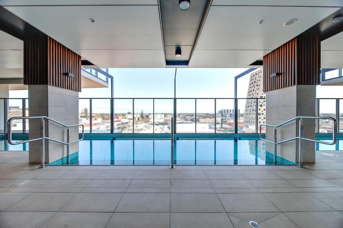 Stylish 1 BR CBD Apt-Pool-Gym-Sauna-Steam Room - Hizvo