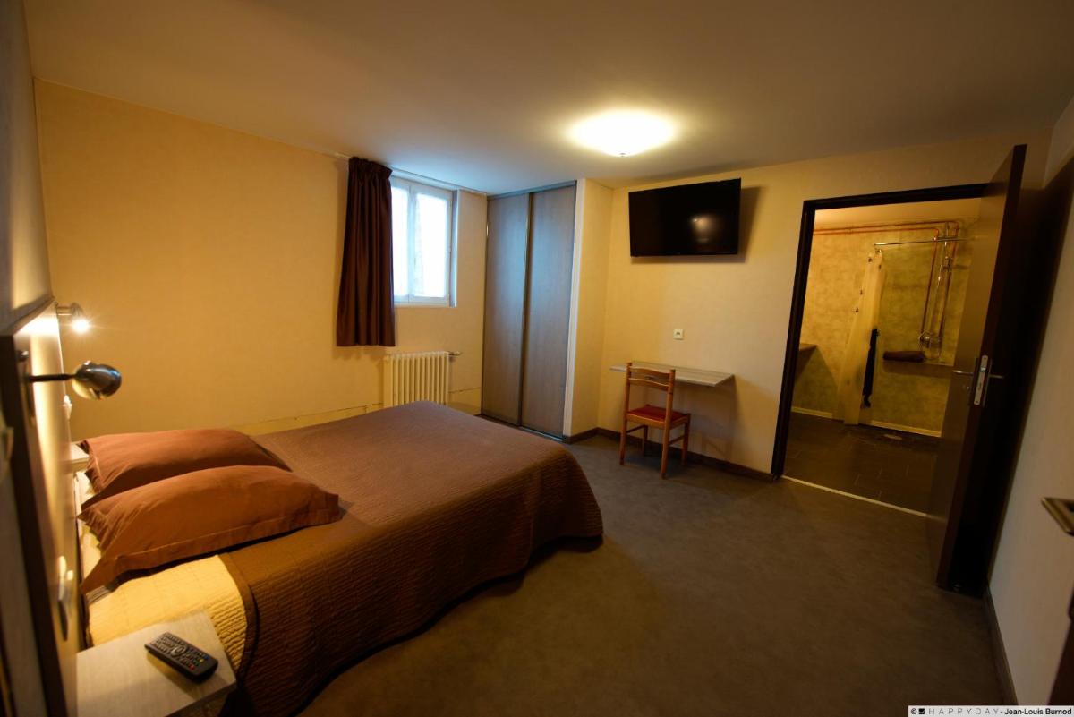 une chambre d'hôtel avec un lit, un bureau et une fenêtre dans l'établissement Hôtel La Tente Verte, à Loon-Plage
