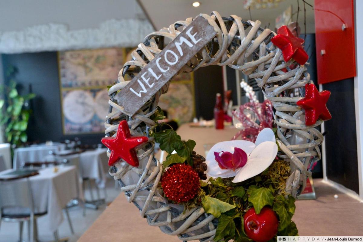 une couronne en forme de cœur avec des fleurs sur une table dans l'établissement Hôtel La Tente Verte, à Loon-Plage 22 autres photos
