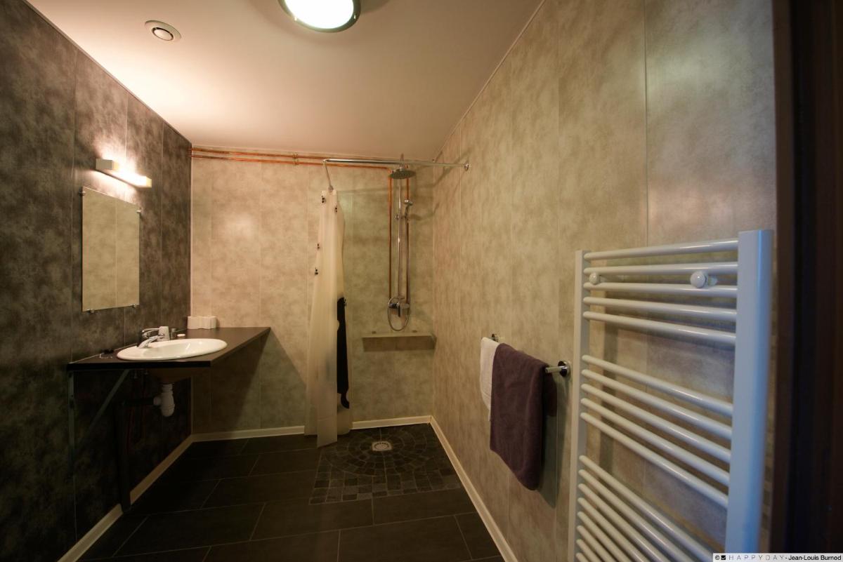 Salle de bains dans l'établissement Hôtel La Tente Verte