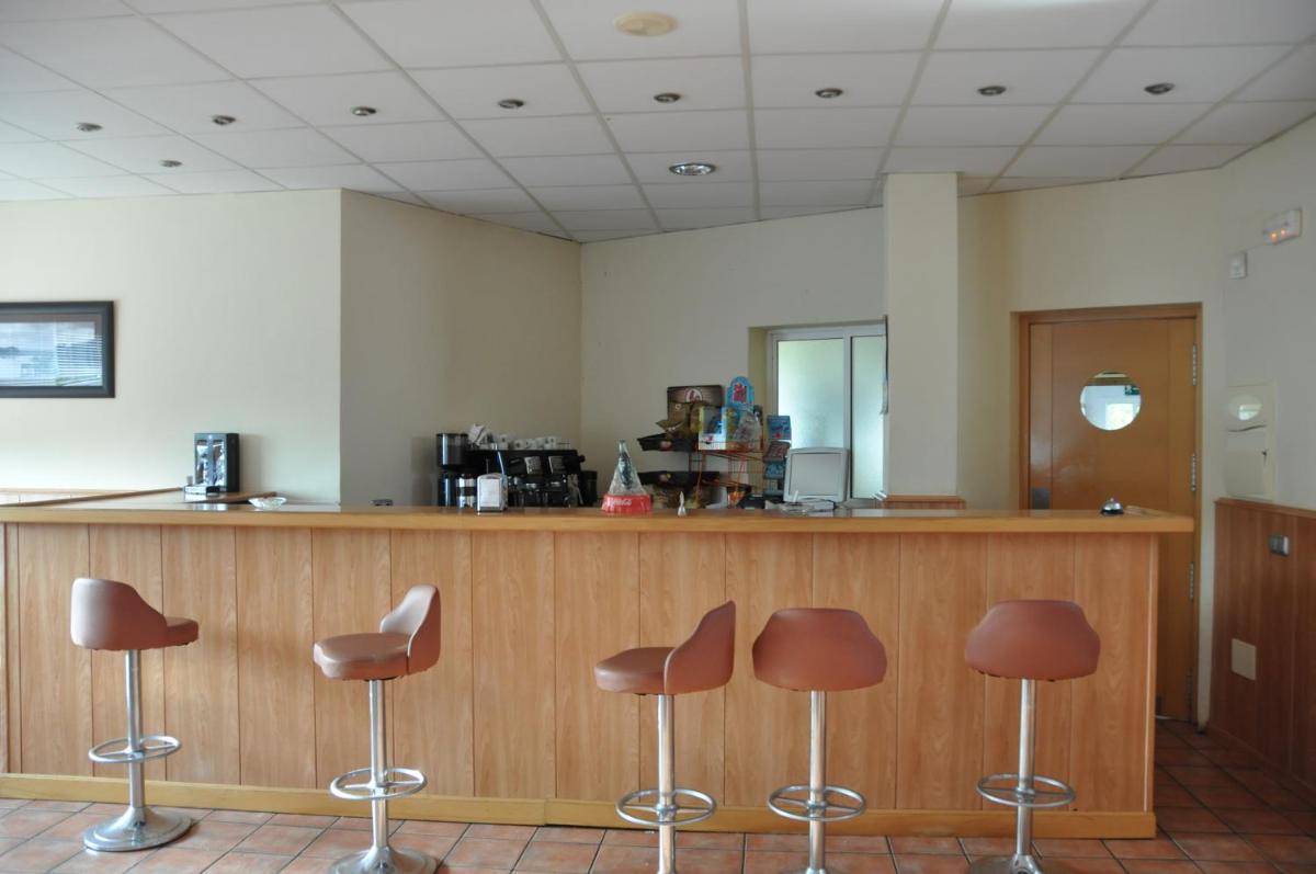 Utensilios para hacer té y café en Hotel Balneario Fuentes del Trampal