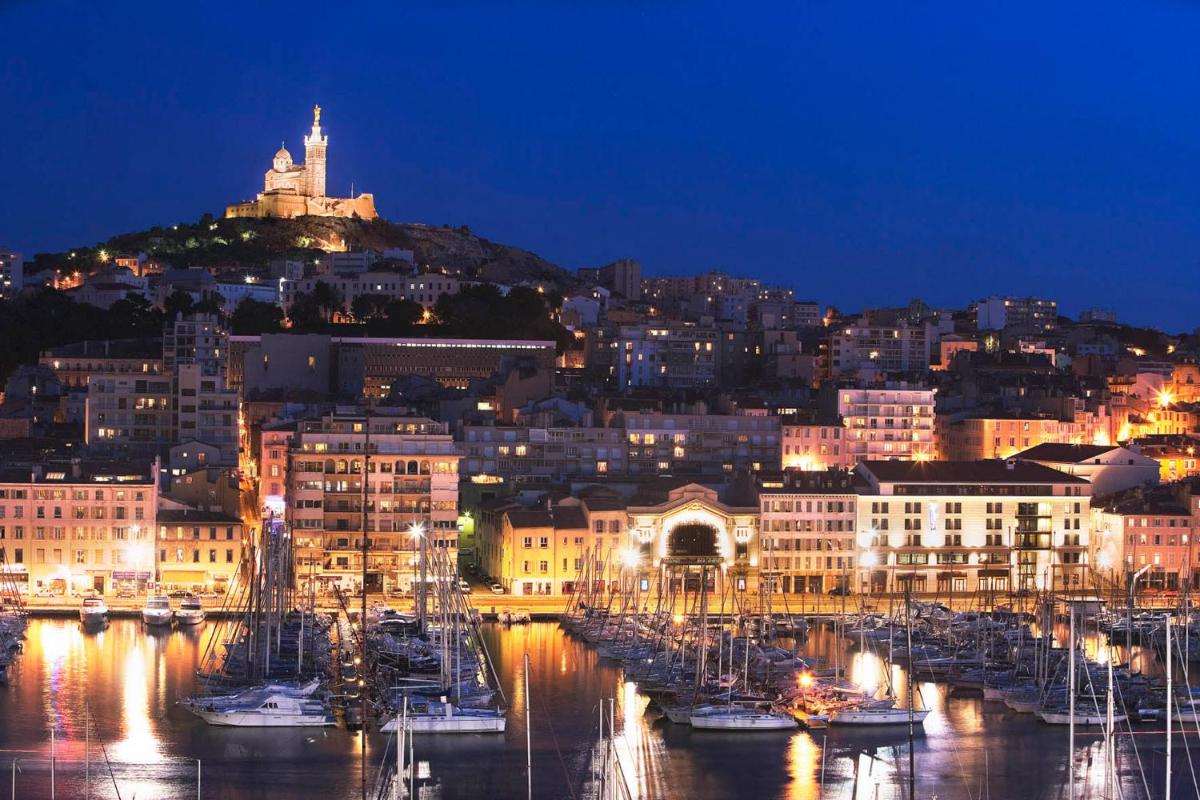 Vue générale sur Le Thor ou vue de la ville depuis l'hôtel