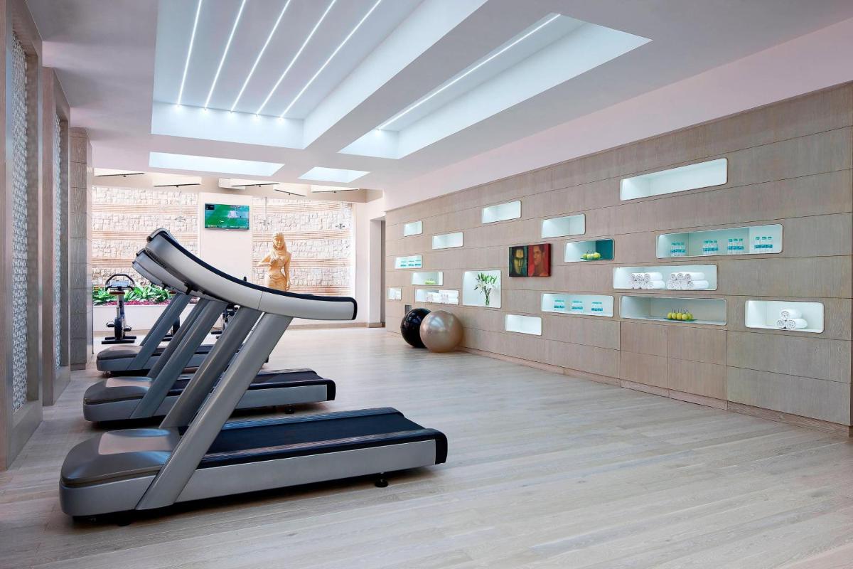 a gym with a treadmill in a room at JW Marriott Mumbai Juhu in Mumbai