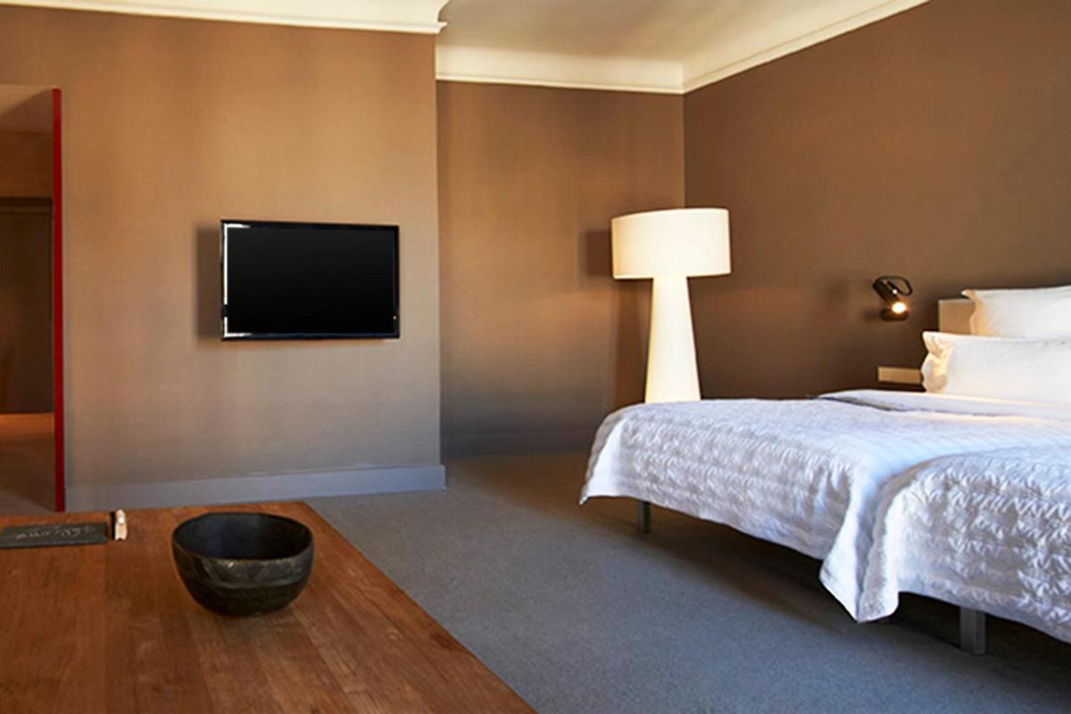 Una televisión o centro de entretenimiento en Le Meridien Barcelona