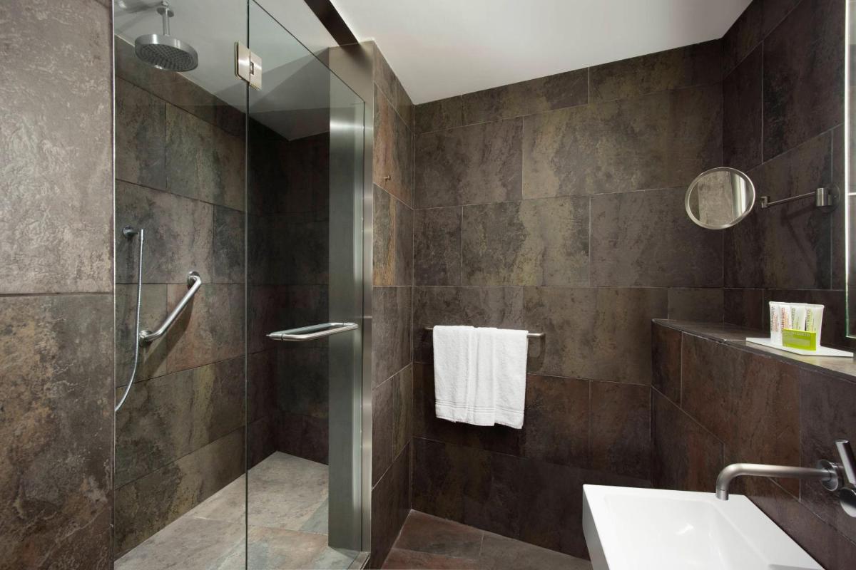 Un baño de Le Meridien Barcelona
