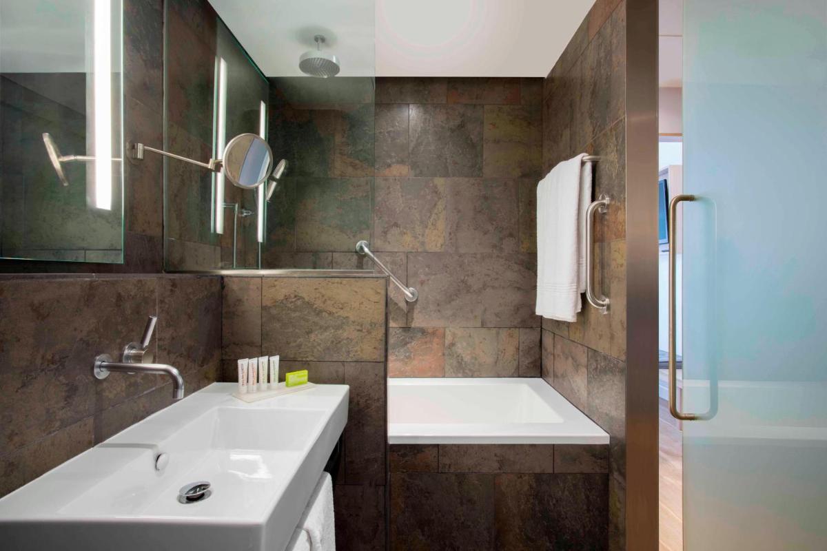 Un baño de Le Meridien Barcelona