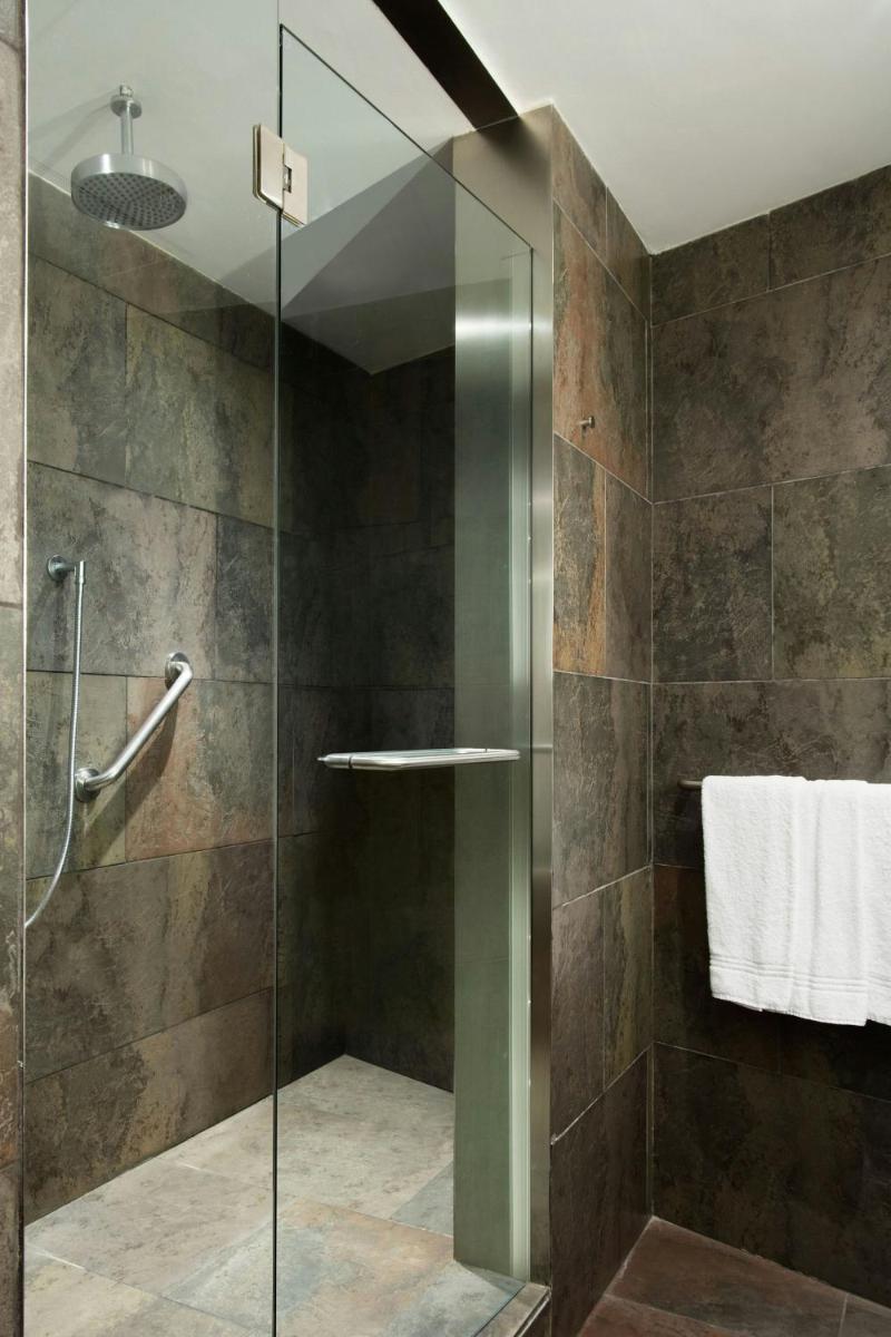 Un baño de Le Meridien Barcelona
