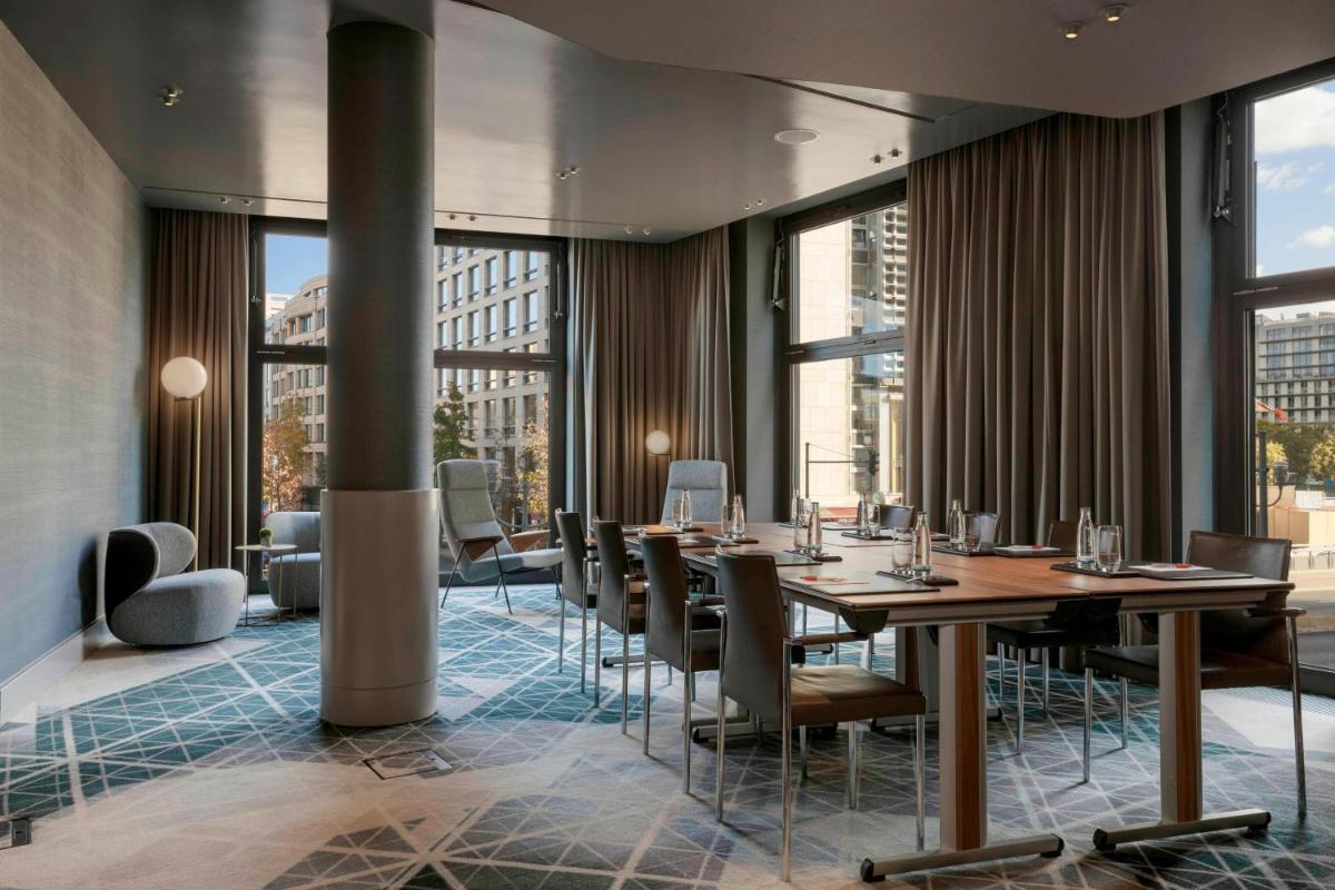 Ein Sitzbereich in der Unterkunft Berlin Marriott Hotel