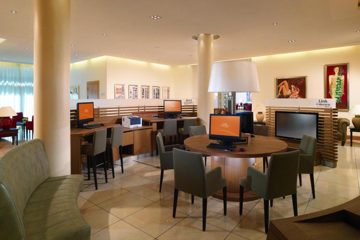 Ein Sitzbereich in der Unterkunft Sheraton Carlton Nuernberg