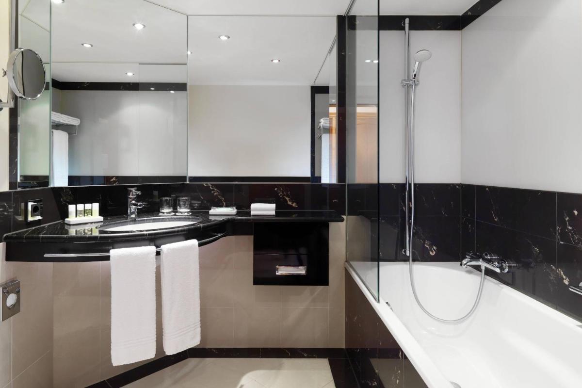 Ein Badezimmer in der Unterkunft The Westin Grand Berlin