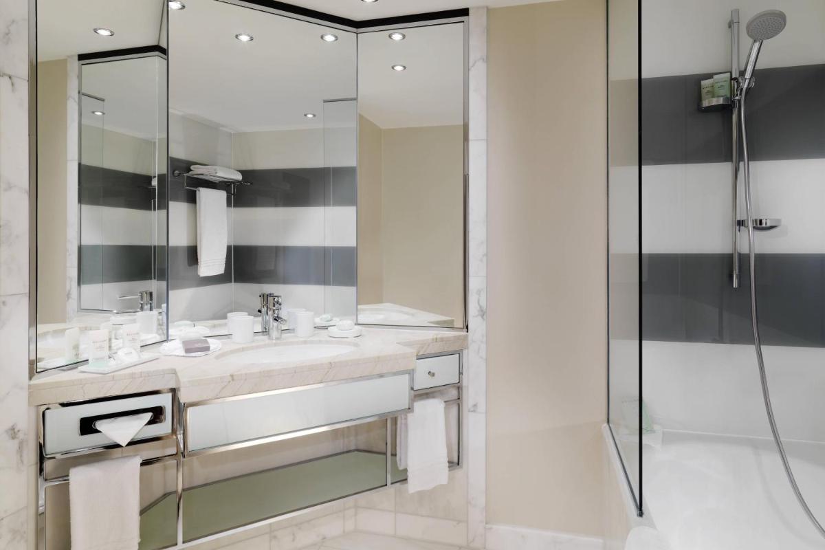 Ein Badezimmer in der Unterkunft The Westin Grand Berlin