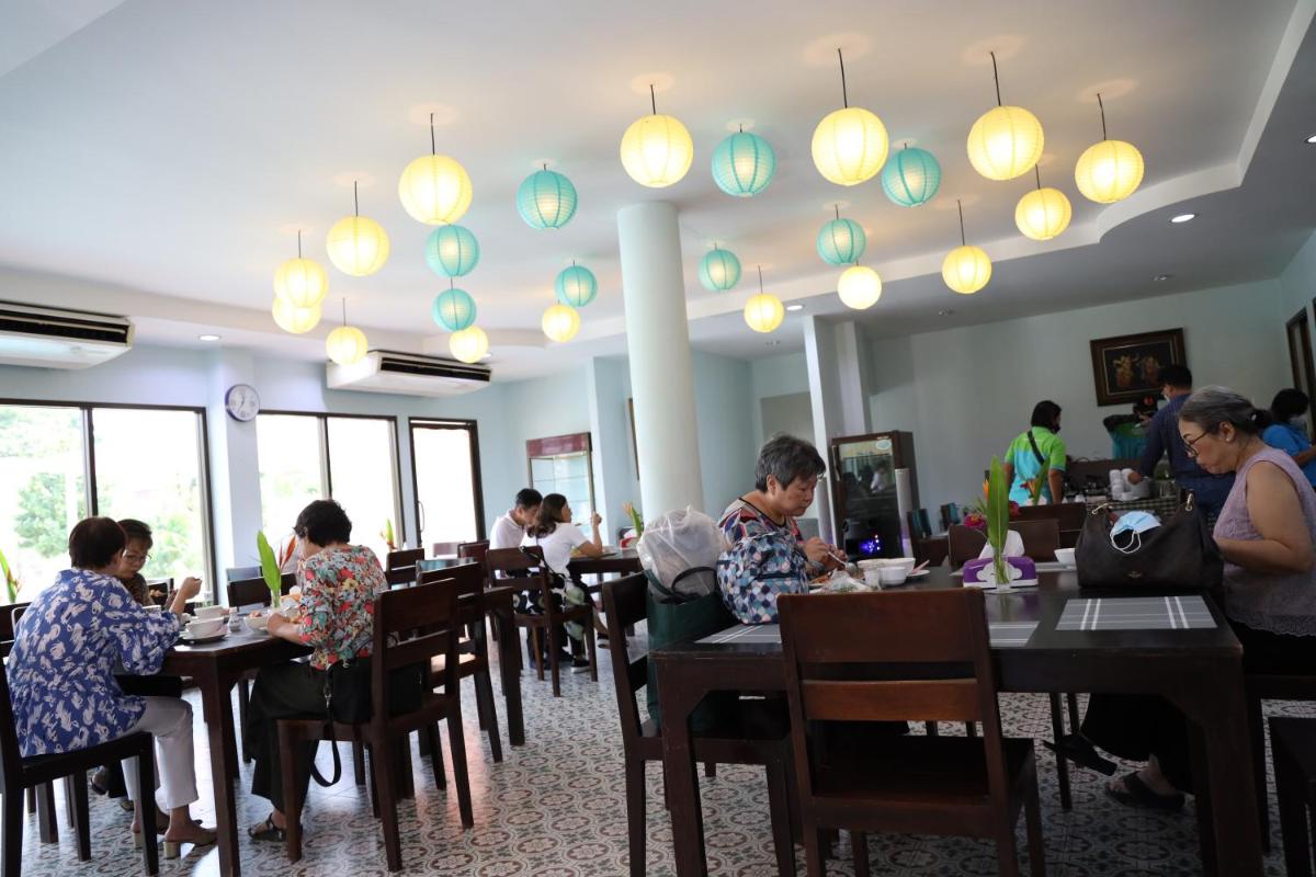 Menam Resort - Housity