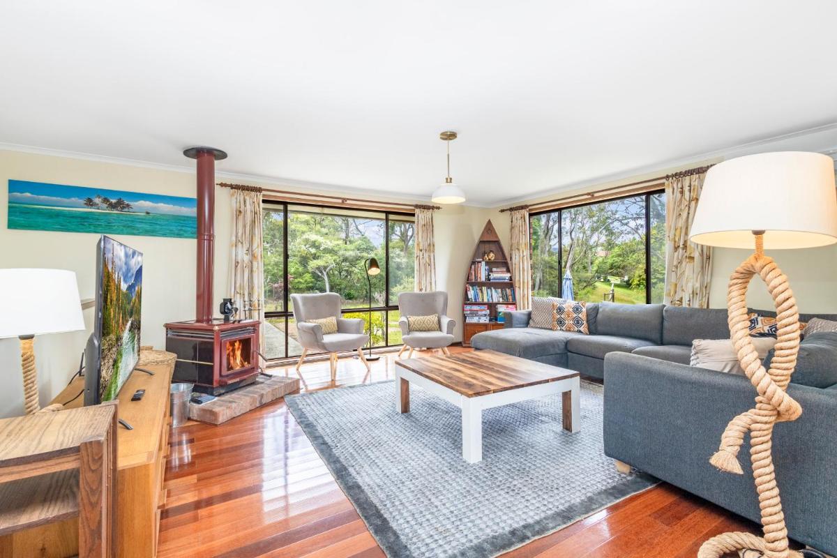 Narrow Neck Retreat - Housity